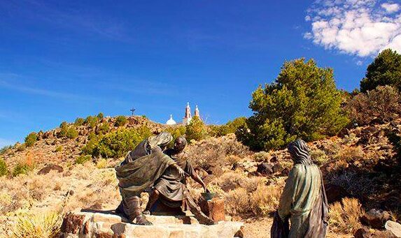 A statue of a man and woman in the desert.